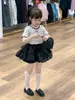 Conjunto de Verano 2026 para Niñas Estilo Coreano: Top Blanco con Lunares Negros y Diseño Calado de Manga Corta y Falda Tutú Negra