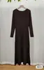 Vestido Tricô Marrom de Manga Longa para Mulheres 2026 Outono e Inverno Novo Estilo Base Ajustado na Cintura Emagrecimento Visual Nicho Saia Longa