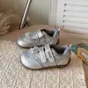 Tênis Esportivo Infantil 2026 Primavera/Verão Novo Modelo Tênis de Treino Respirável em Malha para Meninas Sapatos Casuais Doces com Renda para Menininhas