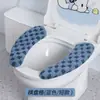 Funda para asiento de inodoro, tipo adhesivo, para uso doméstico, impermeable, adecuada para otoño e invierno, diseño ligero y lujoso, almohadilla de felpa a rayas engrosada para asiento de inodoro