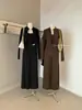 Colección Otoño 2026: Conjunto casual de tres piezas para mujer de alta gama con pantalones anchos en color negro y café, que incluye una chaqueta elegante y sencilla y un top de tirantes.