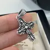 Pingente de Cruz em Prata de Lei S925 Flor de Íris Punk Retrô Estiloso Hip-Hop Europeu e Americano Unissex Versátil Colar de Prata