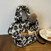 Bolso Transfronterizo con Estampado de Leopardo para Mujer, Nuevo Bolso Cruzado de Lana de Venta Caliente Otoño/Invierno 2026 con un Toque de Lujo, Bolso de Mano Tipo Cubo