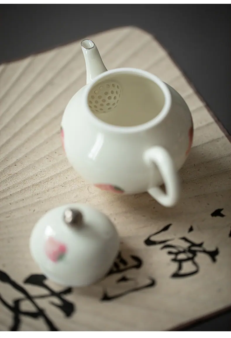 杏白—釉上手绘草莓—梨形壶_03.j