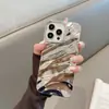 Capa de Celular Brilhante Ondulada Plissada Shell Adequada para Apple 18Pro 17/16 Amiga da Pele 13/14 Brilhante Pulverizada com Óleo Padrão de Água