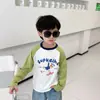 26 Otoño Nuevo Estilo Coreano Camiseta de Manga Larga Raglán para Niños con Mangas de Bloque de Color y Diseño Estampado, Algodón Puro, para Niños Mayores