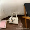 Bolso de Hombro Versátil de Nicho para Mujer Verano 2026 Nueva Moda Bolso de Mano de Alta Gama Elegante Bolso Cuadrado Pequeño para Salir