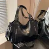 Bolso Vintage para Mujer Bolso Tote de Moda Versátil Remache Sentido de Alta Gama Gran Capacidad Hombro Portátil Axila Cruzado Viajero