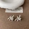 Aretes Metálicos Florales Irregulares Mate Plateados Colección para Mujer Pendientes de Moda Personalidad Versátiles Elegantes Pendientes Pendientes