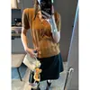 Moque: Estilo de blogger inteligente, diseño de inspiración coreana, cuello en V abotonado, tejido de canalé, top ajustado de manga corta MQ1880