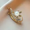 Elegante Broche de Pérola Ondulada Estilo Francês com Design Vintage Vazado, Acessório Exquisito para Casacos e Suéteres, Broche Anti-Exposição
