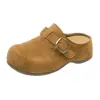 Chinelos mule fechados estilo retro Maillard 2026 para mulheres, outono e inverno, superfície macia fosca, fivela de metal, chinelos de meia sem cadarço com sola plana