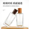 Tapa Cuadrada con Grano de Madera Botella de Perfume Vidrio Espeso Simple Botella Vacía con Atomizador Transparente Vidrio Cosmético Embotellado Al Por Mayor