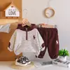 Conjunto de Roupas Outonais para Meninos Bebês 2026 Novo Estilo Moletom Listrado com Zíper Parcial Conjunto de Duas Peças