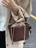 Bolsas Populares Quentes Deste Ano para Mulheres 2025 Nova Moda de Verão Design de Nicho Retrô Bolsa Transversal Bolsa de Ombro Bolsa Saco