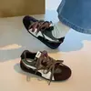 Zapatillas de entrenamiento alemanas bicolor para mujer, nuevo modelo primavera y otoño 2026, versátiles, casuales, ligeras, con cordones, estilo deportivo, zapatillas Forrest Gump, venta al por mayor para estudiantes