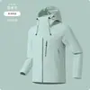 Chaqueta exterior 3 en 1 a prueba de viento e impermeable para hombre y mujer, con capucha, cuello alto, cierre magnético y construcción softshell; un conjunto de dos piezas adecuado para el montañismo