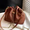 Bolso Cubo para Mujer Cruzado de Lujo Accesible Gama Alta Nicho Retro Gamuza Escarchada Bolso de Hombro para Commuter Otoño e Invierno para Mujer