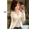 Estilo outono e primavera, uma camiseta branca, pura e elegante de manga comprida com decote halter e design de duas peças falsas, perfeita como camada base para o início do outono.