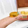 Anillo de banda abierta ancha de aleación de cobre imitación oro esmerilado con patrón de remolino, anillo liso para hombre, diseño curvo, mismo estilo que en las joyerías, joyería simple