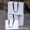 Bolsa de Papel Tipo Satchel para Tienda de Ropa de Alta Gama Bolsa Satchel Negra sin Pliegues Bolsa de Papel con Logo Personalizado Bolsa Satchel Universal para Centro Comercial