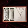 El Set de Relojes con Incrustaciones de Diamantes Dorados Más Vendido de Medio Oriente, Europa y América, Reloj para Mujer + Múltiples Cajas de Regalo de Joyería, Disponible en Stock para Suministro Directo