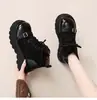 Botas Martin de Aumento de Altura Emagrecedoras Mais Vendidas Femininas 2026 Novo Outono Inverno Bico Redondo Faz os Pés Parecerem Menores Estilo Britânico Botas de Cano Curto com Solado Grosso Femininas