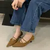 Outono 2026 Novo Estilo Elegante Camurça Bico Fino Salto Baixo Sapatos de Salto Único para Mulheres Franceses Versáteis Retrô Salto Alto Feminino