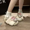 Zapatillas de felpa tridimensionales de una línea de dibujos animados simples para mujer, nuevo modelo de otoño e invierno 2026, zapatillas de algodón cálidas para exteriores con punta abierta
