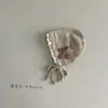 Gorro de Punto con Cerezas y Encaje para Bebés Niñas, Versátil para Otoño e Invierno, Gorro con Protección para Orejas Ribeteado con Encaje, Gorro Cálido de Lana