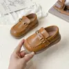 Zapatos de piel para bebé estilo coreano 2026 primavera y otoño moda ligeros nuevo estilo para niñas simples versátiles sin cordones