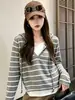 Moletom de malha listrado feminino com design de duas peças falsas, apresentando modelagem solta, detalhes em patchwork, estilo casual, efeito emagrecedor e versatilidade para usar como suéter ou peça externa para primavera e outono