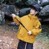 Ropa de Abrigo Otoñal para Niños Chaqueta Tres en Uno 2026 Nueva Elegante Cortavientos para Niño Pequeño Sudadera con Capucha Infantil Moderna