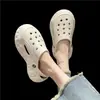 Zuecos y sandalias de dibujos animados de punta cerrada con suela gruesa para mujer, calzado de verano para exteriores, nuevos y modernos zapatos antideslizantes de doble uso famosos en internet 2023