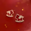 Brincos de Zircônia Vermelha com Design Único para o Ano de Nascimento, Apresentando um Motivo de Pônei, Estilo Exquisito e de Luxo Leve