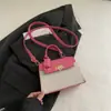 Nuevo Modelo 2025 Bolso Versátil de Moda de Gama Alta para Mujer con Hebilla de Cierre de Color Contrastante Bolso Cuadrado Pequeño Cruzado Casual de Moda