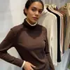 Camiseta térmica de manga longa canelada com gola alta para mulheres, novo modelo outono e inverno 2026, adequada para usar por cima, com adição de fleece e espessura para aquecimento, pode ser usada como camada interna ou camisa base