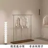 Tienda de Ropa para Hombres y Mujeres Estante Isla de Pie Estante Exhibidor de Ropa de Madera Nuevo Estante Exhibidor Celebridad de Internet Estante Color Nogal