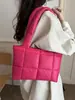 Bolso de mano con chaqueta de algodón plumón estilo europeo y americano para mujer, diseño de nicho, nuevo bolso de hombro de invierno, bolso a cuadros de moda para debajo del brazo