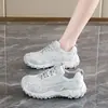 Nuevos zapatos casuales versátiles para mujer de otoño que reducen la edad, malla transpirable, cómodos, con suela gruesa, que aumentan la altura, zapatillas de entrenamiento alemanas, zapatillas de senderismo