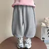 Pantalones de chándal de forro polar para niñas, estilo coreano, lindos, con bordado de perro, colección nueva Otoño/Invierno 2026, pantalones largos de moda para niñas pequeñas, engrosados para abrigar.