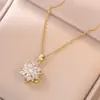 Colar feminino estilo japonês e coreano transfronteiriço floco de neve mesmo estilo flor microincrustada zircônia conjunto rotativo terno colar de aço titânio atacado