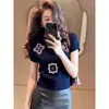Camiseta de Tricô com Bordado Lindo e Manga Curta para Mulheres, Novo Estilo Primavera/Verão 2026, Cintura Marcada, Pode Ser Usada como Peça Externa ou Camada Base