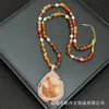 Nueva Cadena para Suéter con Talla de Piedra de Flor de Resina Roja Natural, Collar Incrustado Personalizado de Estilo de Nicho de Lujo Ligero, Suministro para Transmisiones en Vivo