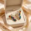 Broche de Mariposa Esmaltado Retro para Trabajo Pesado con Incrustaciones de Pedrería y Goteo de Color Pin para Traje Abrigo Corsage de Lujo Ligero para Mujer