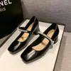 Vestido de noite com strass, estilo francês, bico quadrado, primavera 2026, combinado com sapatos Mary Jane de bico quadrado para mulheres, salto grosso, estilo de noite