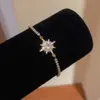 Pulsera de flor de la suerte de circón súper brillante europea y americana, nicho de lujo ligero de alta gama, accesorio de mano versátil y elegante para mujer