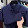 Camisa de Color Sólido Estilo Bolsillo Nueva de Verano con Cuello de Solapa, Camisa Versátil para Hombres de Negocios, Top Holgado de Manga Corta con Logo Bordado
