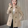 Trench coat feminino novo estilo, simples e elegante para o dia a dia, comprimento médio 2026, acinturado, emagrecedor, adequado para mulheres baixinhas, peça de outer wear para primavera e outono