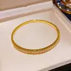 Pulseira Nó de Zircônia Oca Galvanizada com Ouro Real 18K, Pulseira de Luxo Leve de Alta Qualidade, Acessório de Mão Moderno e Versátil para Mulheres